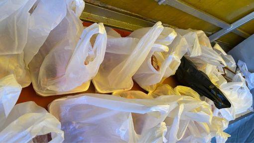  Avcılar adak kurban kesimi sonrası paketlenen etlerin mobil araçta hazırlanması