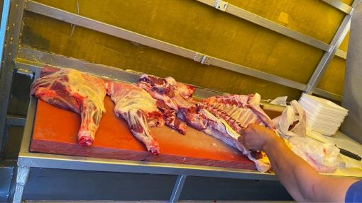  Gaziosmanpaşa adak kurban kesimi sonrası etlerin mobil araçta parçalanması